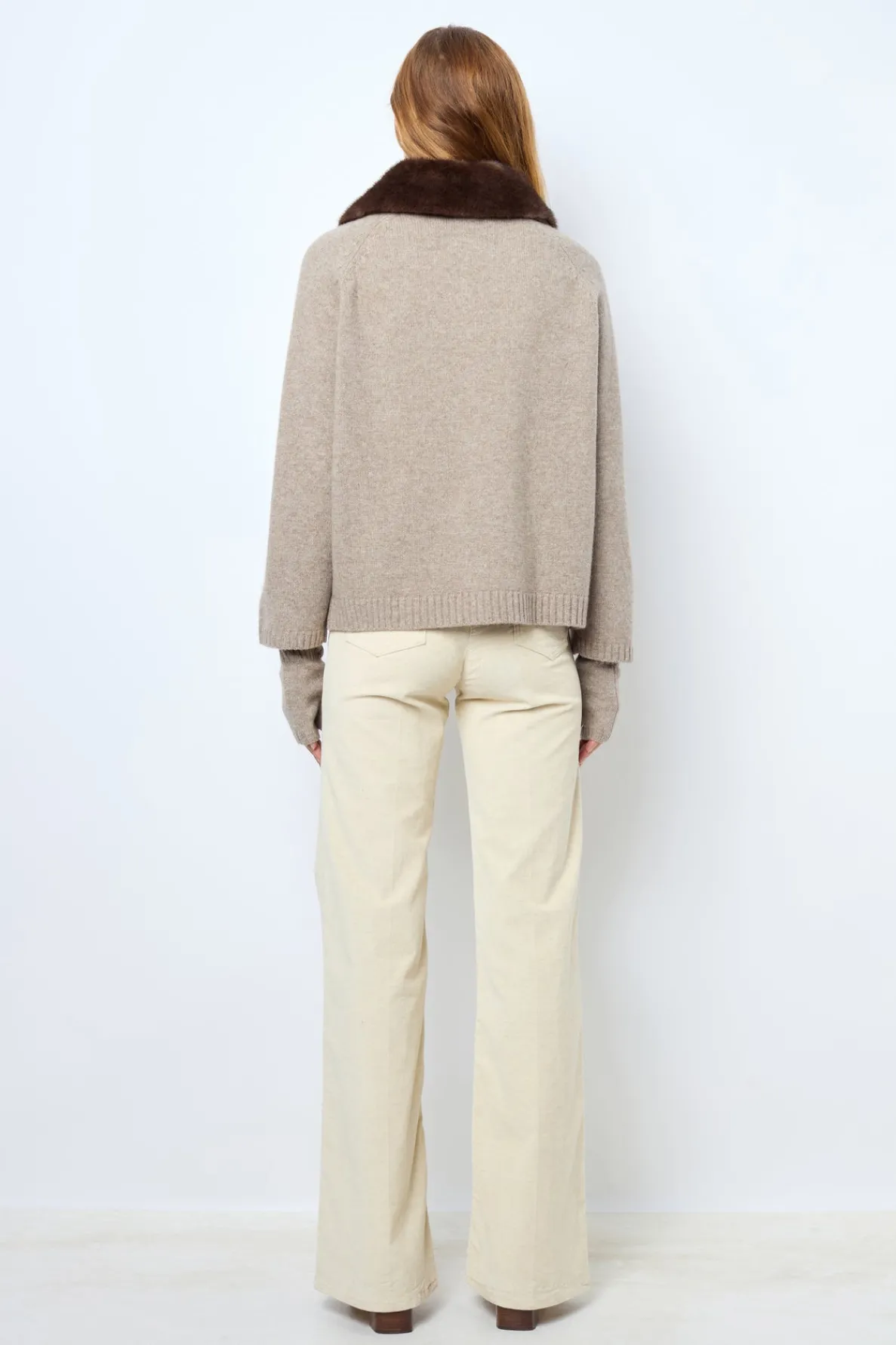 cashmere_cardigan_with_co_2.webp Online Cashmere cardigan with collar and fingerless gloves - JADWIGE Knitwear