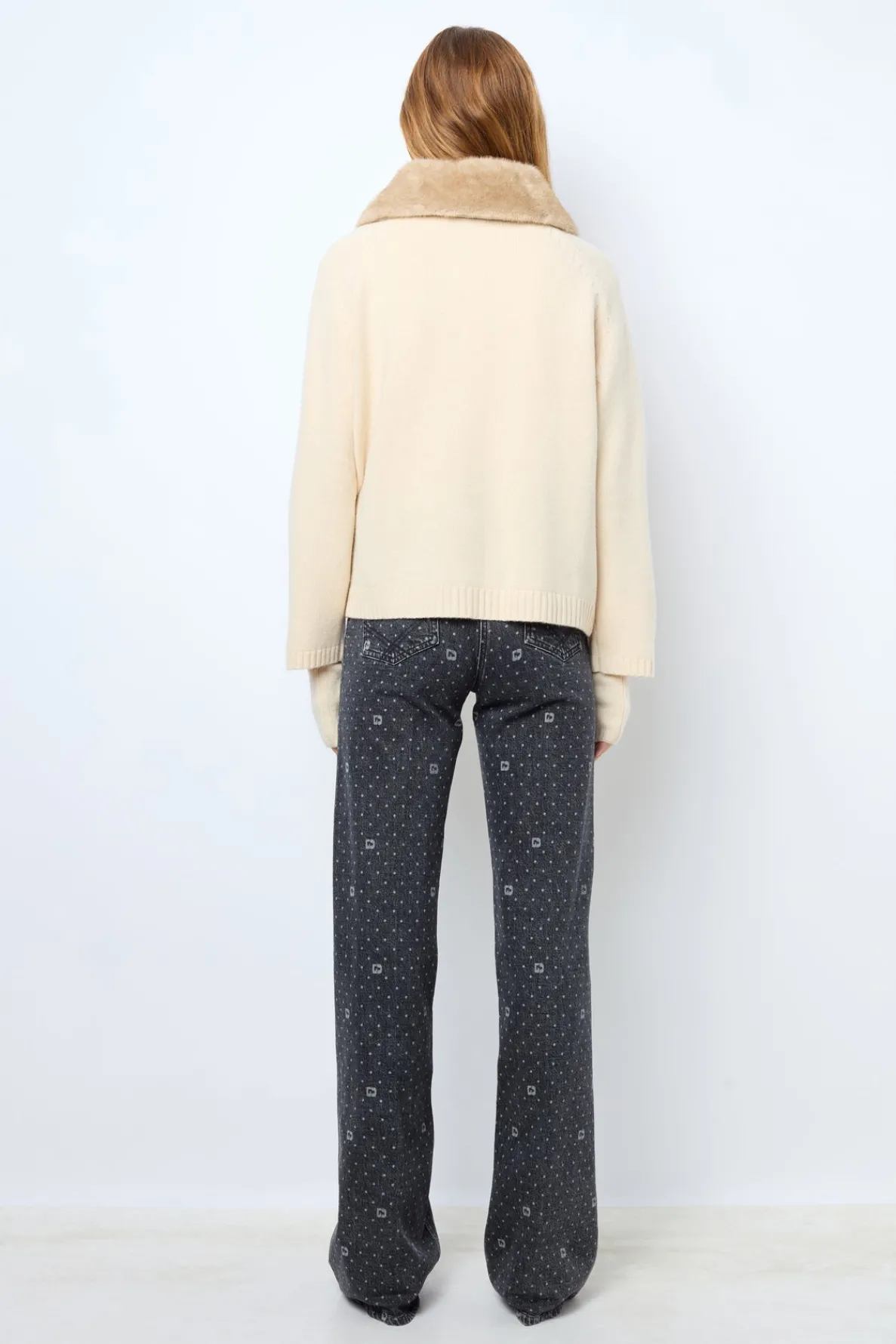 cashmere_cardigan_with_co_3-1.webp New Cashmere cardigan with collar and fingerless gloves - JADWIGE Knitwear