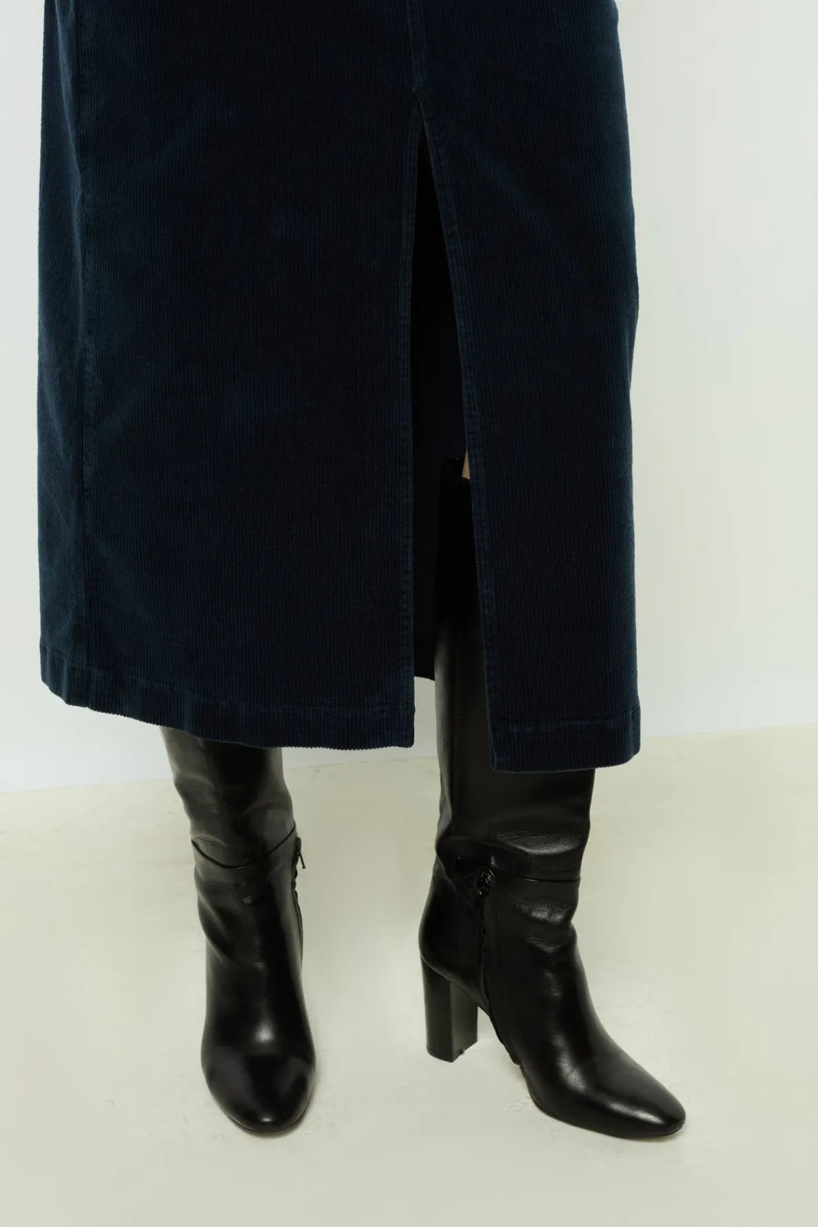 corduroy_midi_skirt__cass_2.webp Cheap Corduroy midi skirt - CASSIDIE Skirts