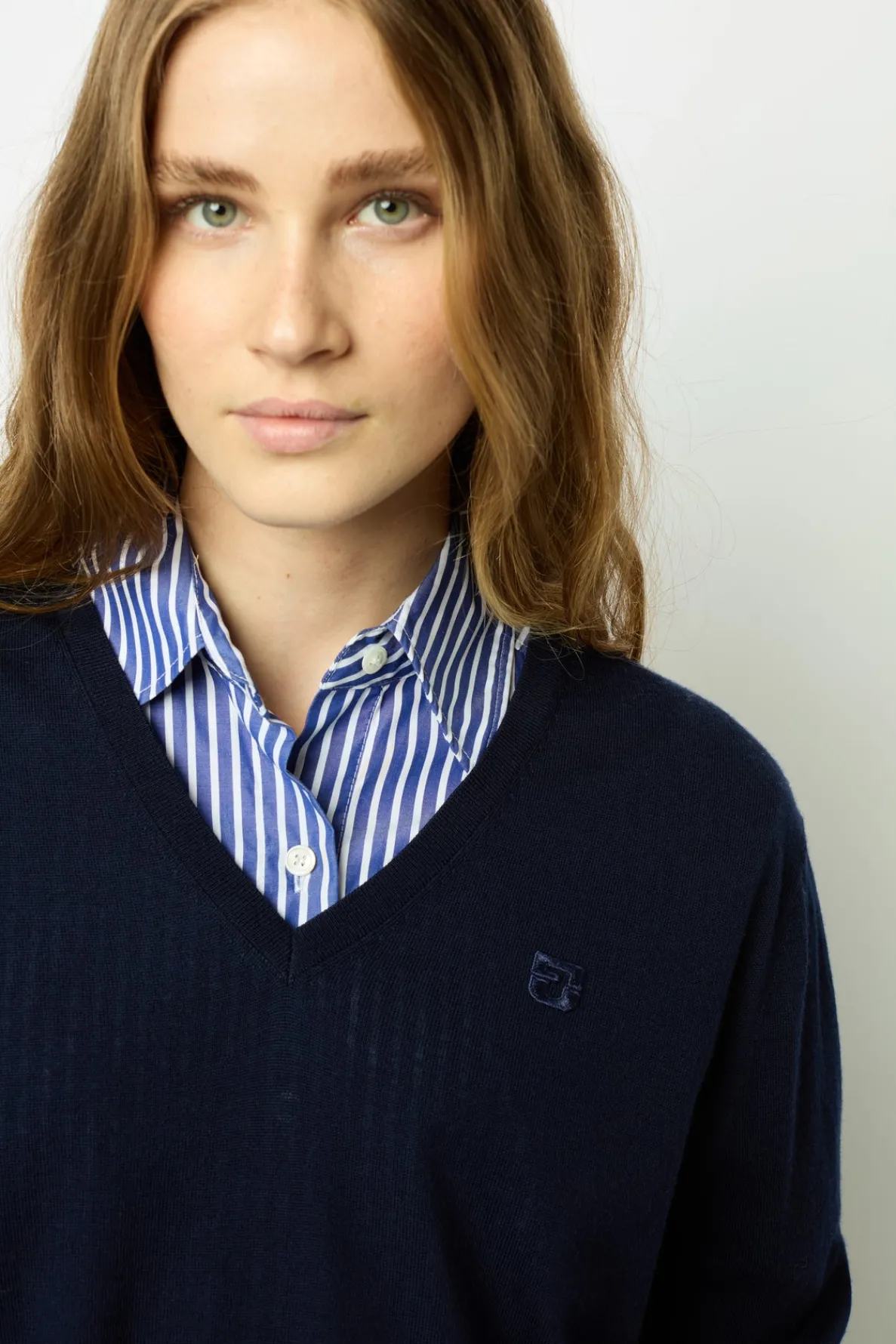 fine_wool_vneck_sweater___2-1.webp New Fine wool V-neck sweater - JULIETTE Knitwear