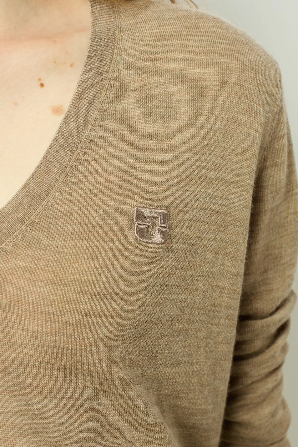 fine_wool_vneck_sweater___2-2.webp Cheap Fine wool V-neck sweater - JULIETTE Knitwear