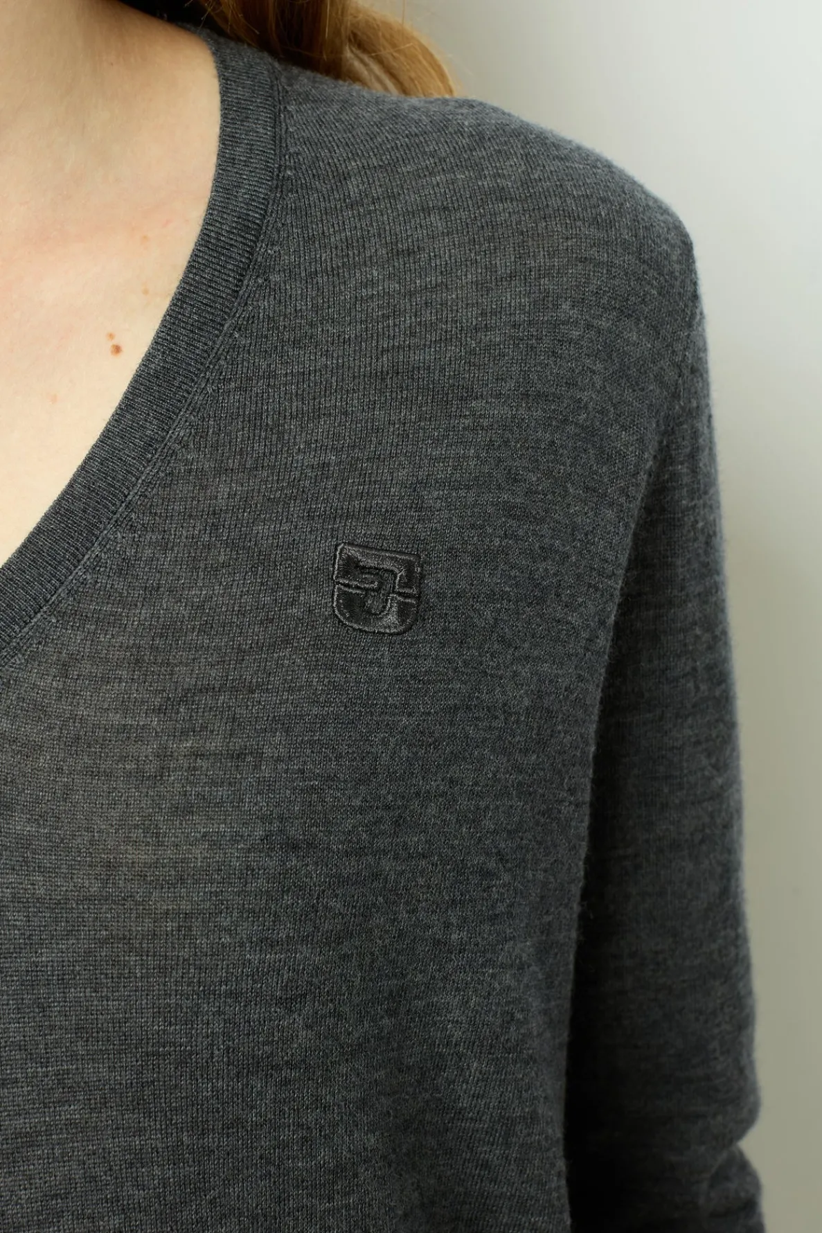 fine_wool_vneck_sweater___2-3.webp Best Fine wool V-neck sweater - JULIETTE Knitwear