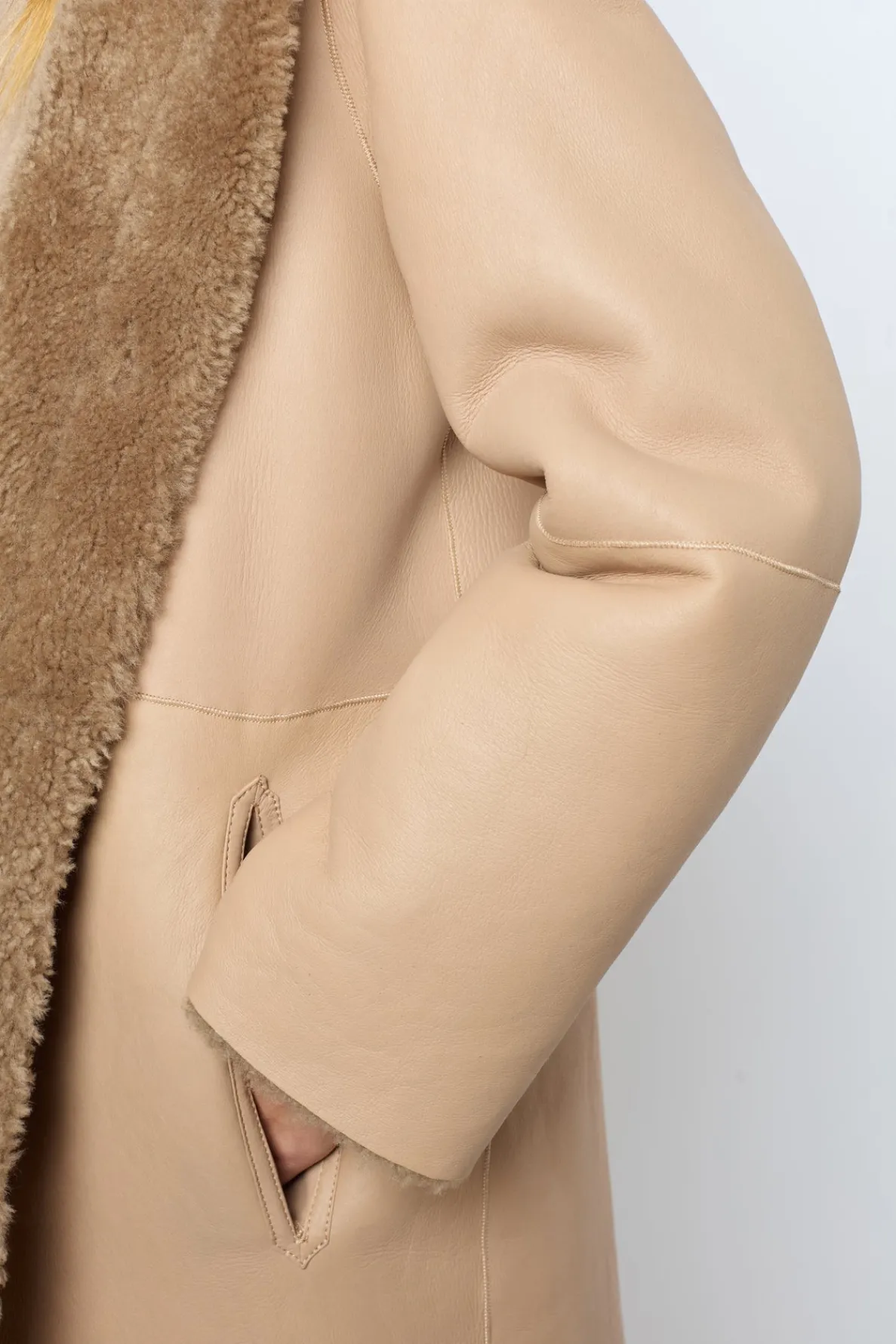hooded_shearling_straight_3.webp Shop Hooded shearling straight coat - LELIE Leather & Pelts