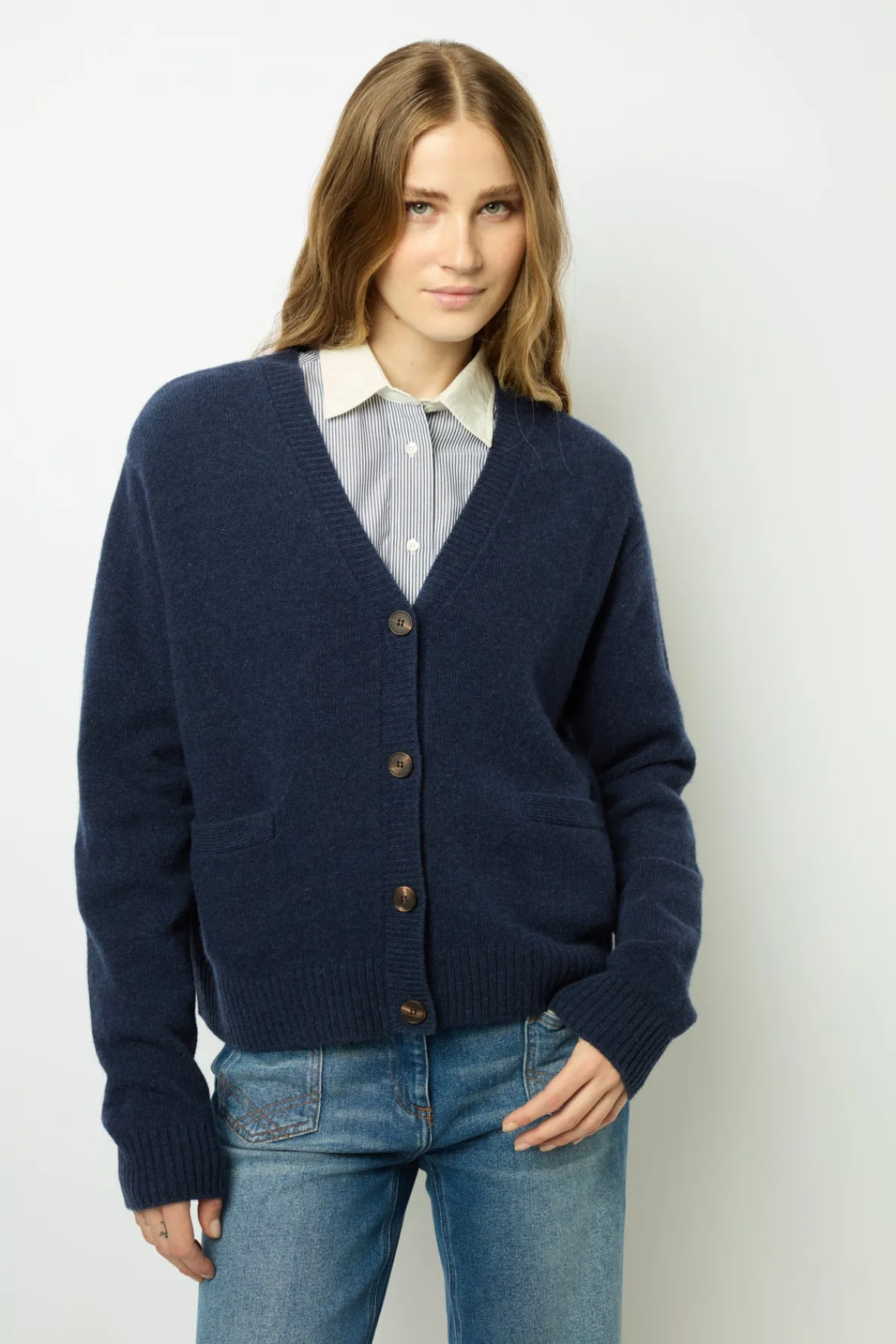loosefitting_vneck_cardig_0.webp Shop Loose-fitting V-neck cardigan - JEANETTE Knitwear