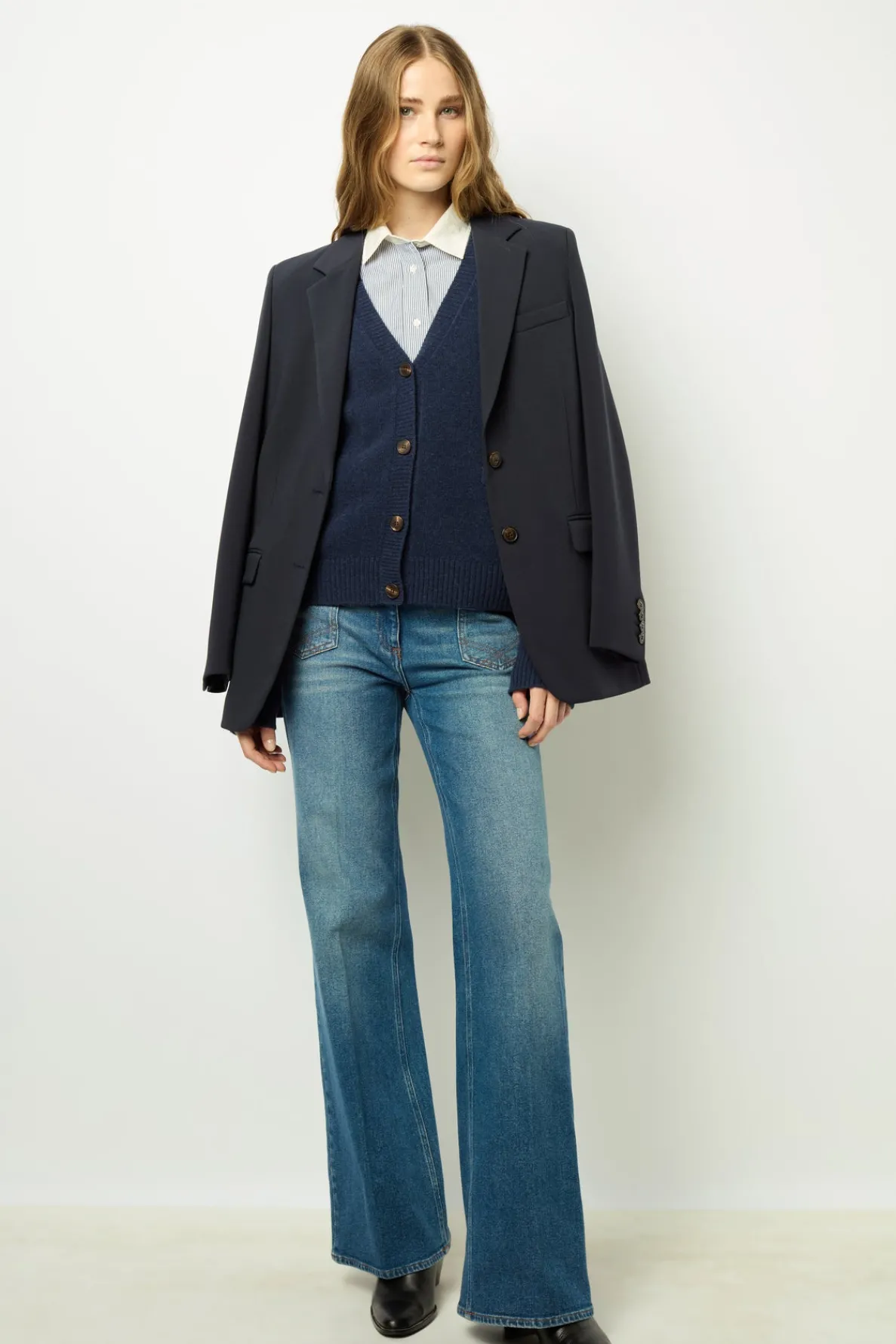 loosefitting_vneck_cardig_1.webp Shop Loose-fitting V-neck cardigan - JEANETTE Knitwear