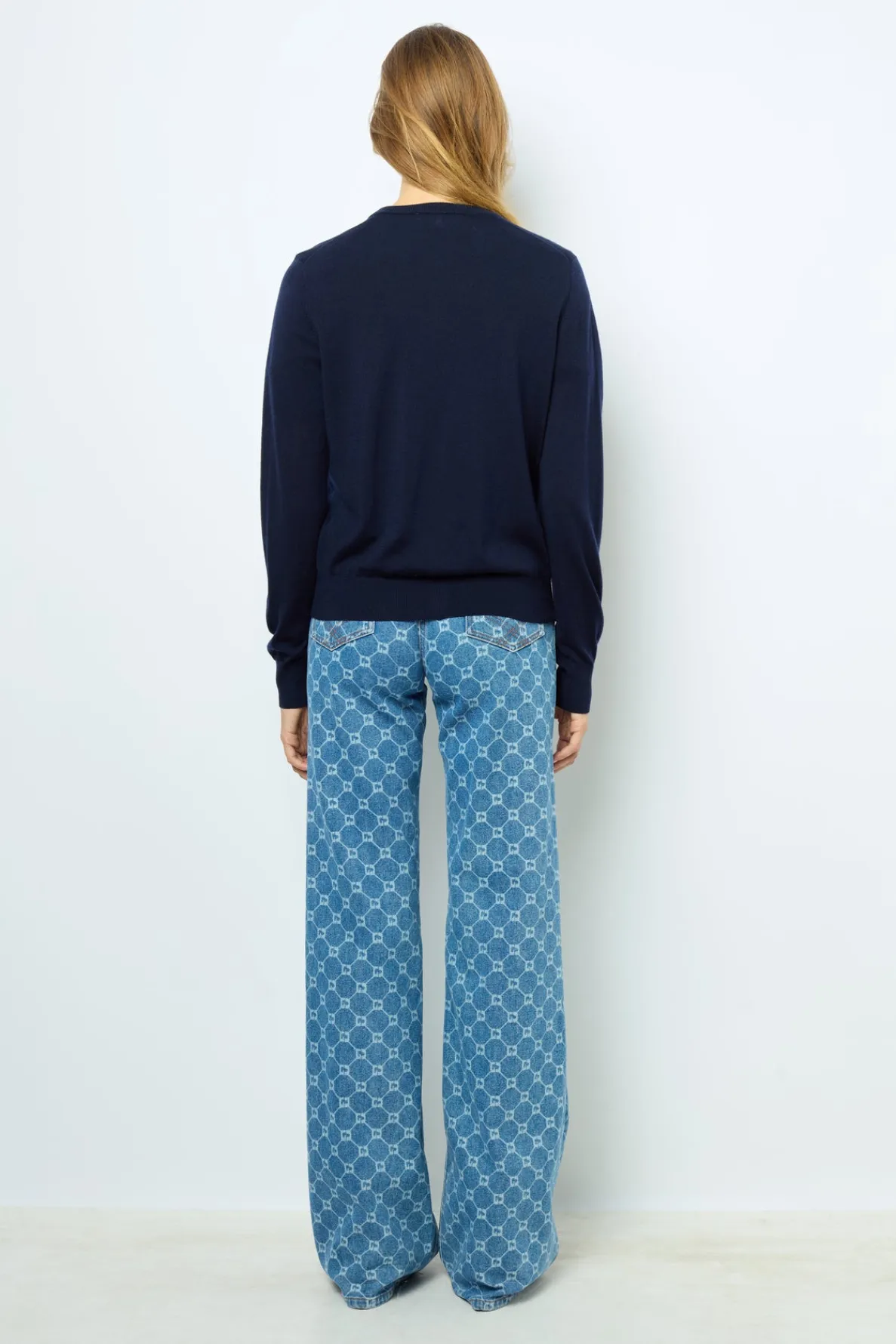 merino_wool_cardigan__lya_3.webp Store Merino wool cardigan - LYANE Knitwear