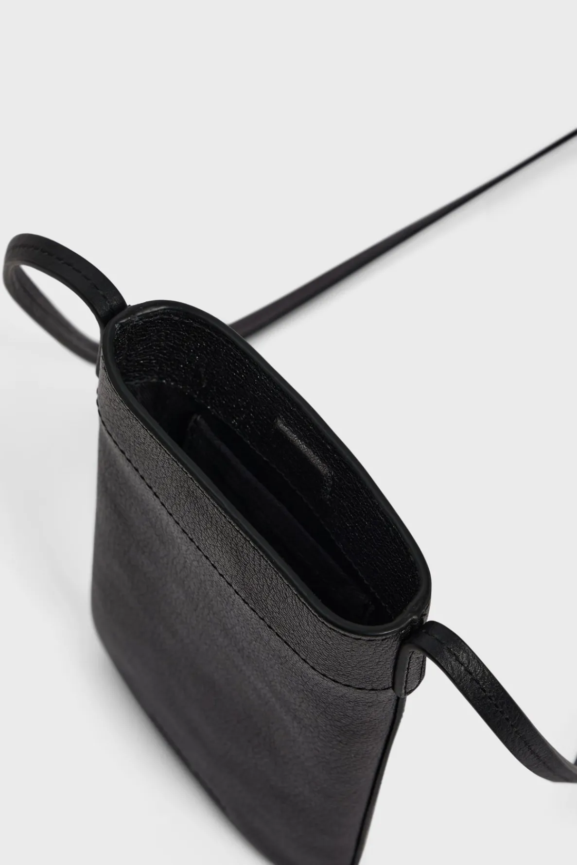 phoneholder_in_metallic_l_3-1.webp Best Phoneholder in metallic leather - LADYPHONE Shoulder Bags | Leather Goods