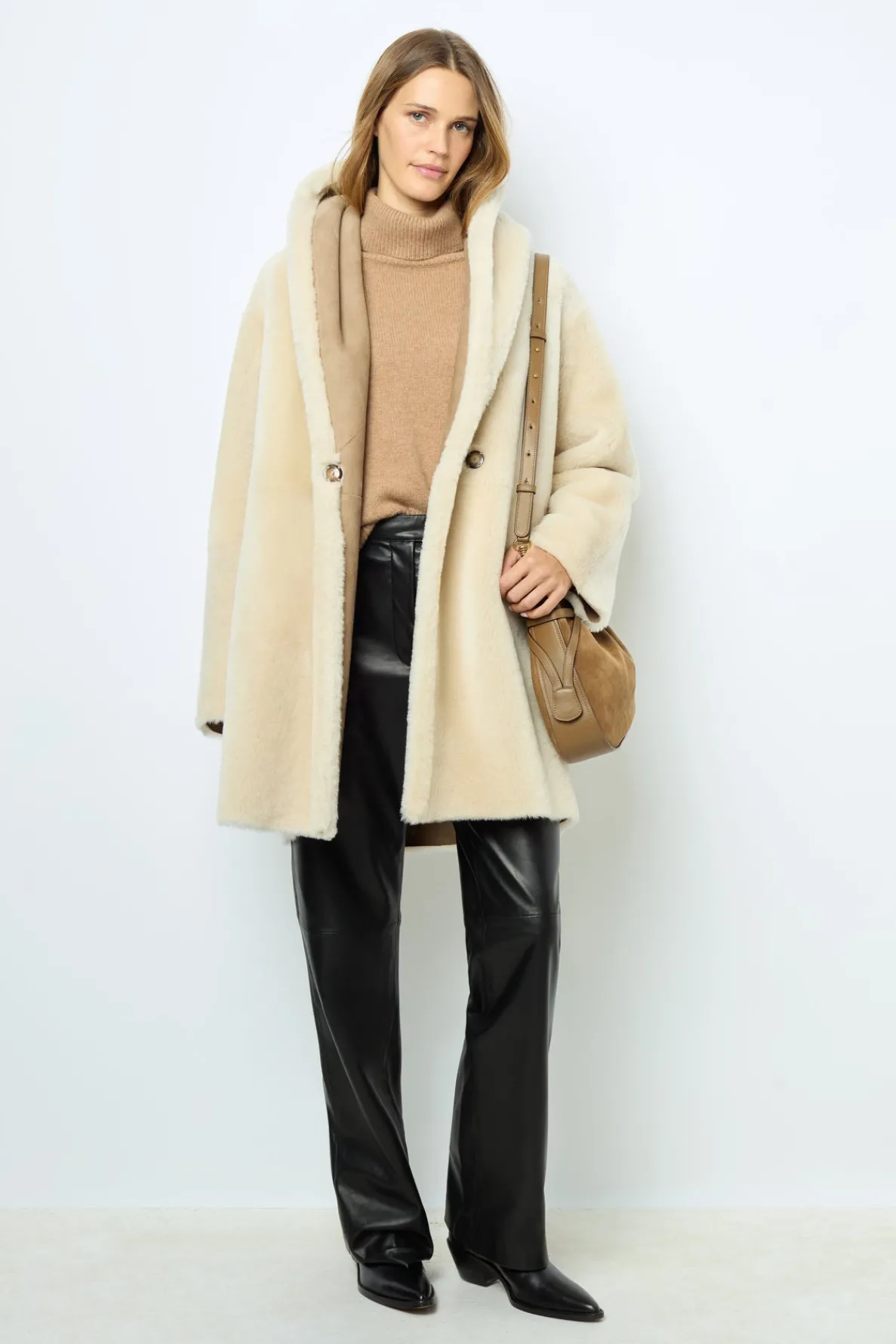 reversible_shearling_coat_1.webp Discount Reversible shearling coat with shawl collar - LEOCADIE Leather & Pelts