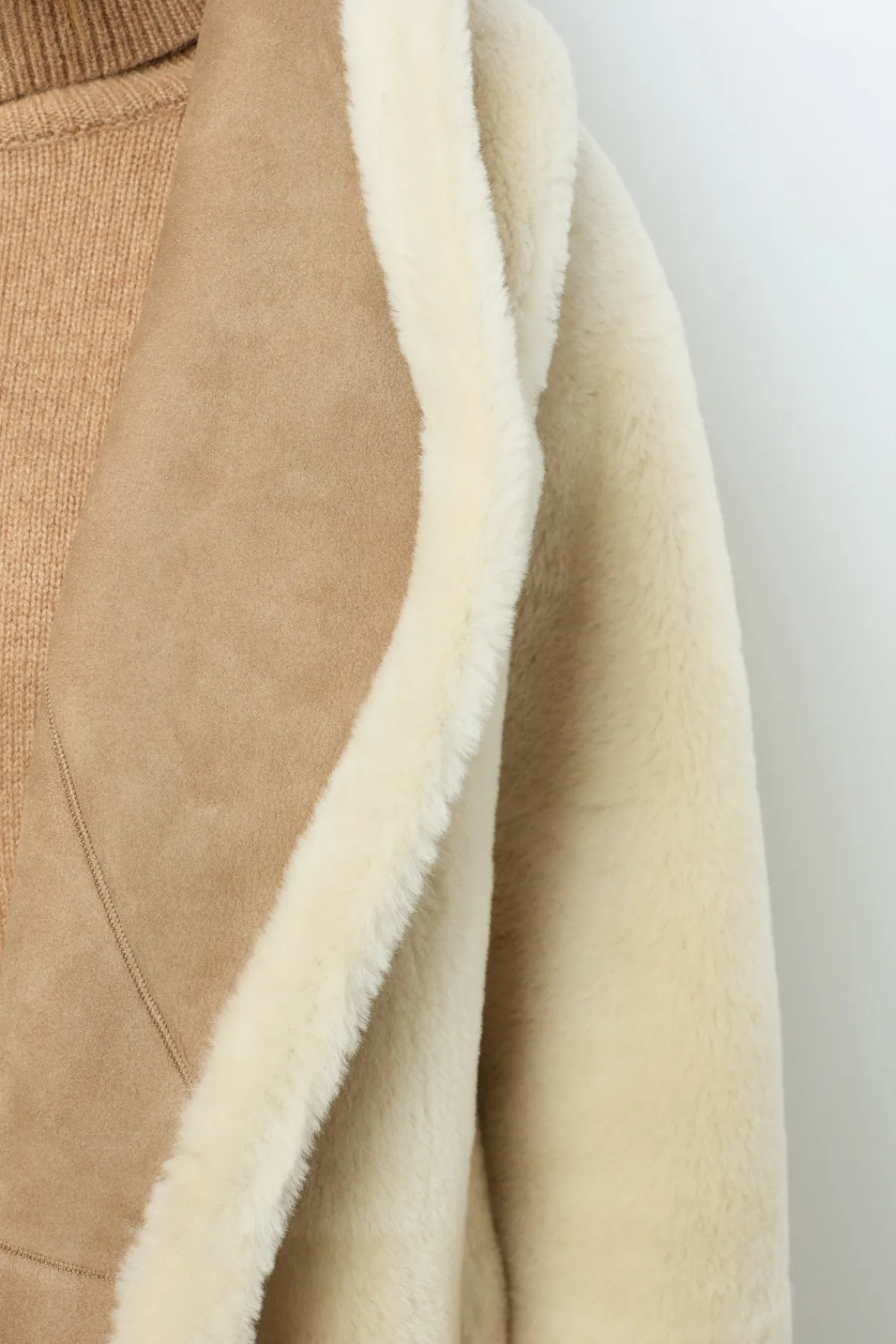 reversible_shearling_coat_4.webp Discount Reversible shearling coat with shawl collar - LEOCADIE Leather & Pelts