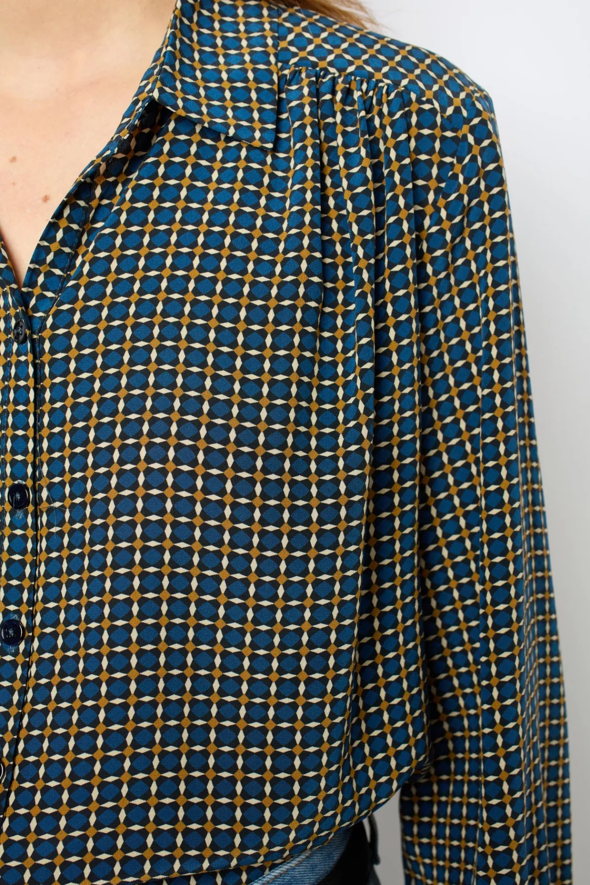 silk_printed_shirt__basti_2.webp Flash Sale Silk printed shirt - BASTIA Shirts & Blouses