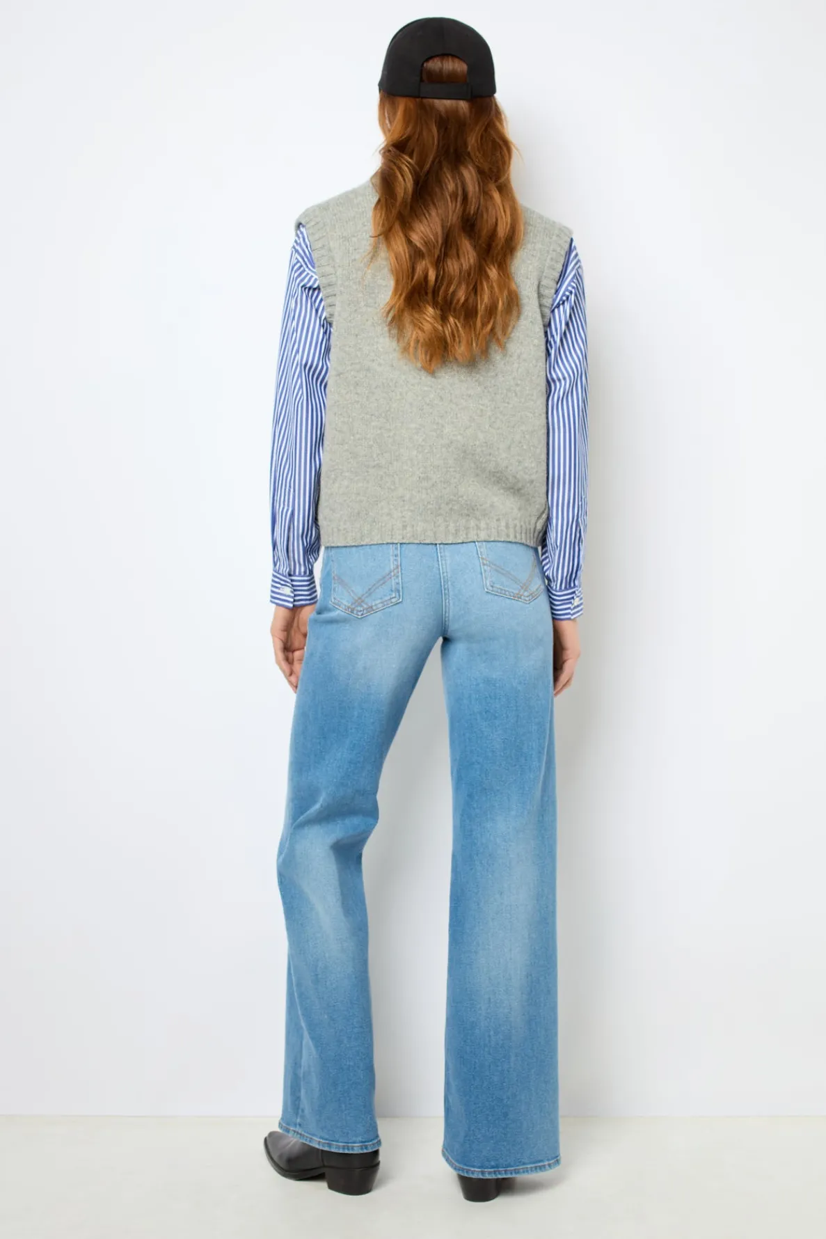 sleeveless_cardigan__joss_3.webp Outlet Sleeveless cardigan - JOSSELYN Knitwear