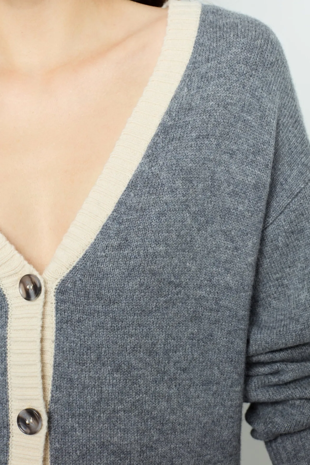 wool_twocoloured_cardigan_2.webp Cheap Wool two-coloured cardigan - JANNICE Knitwear